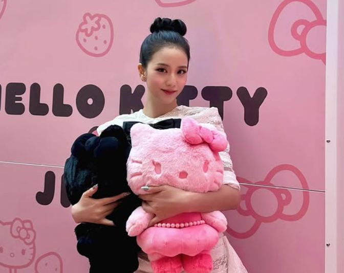 Jisoo日前宣布與Hello Kitty合作，舉辦「JISOO×HELLO KITTY」聯名快閃店，原訂2月6日上午11時於松山文創園區1號倉庫開幕。 圖：翻攝自Jisoo IG