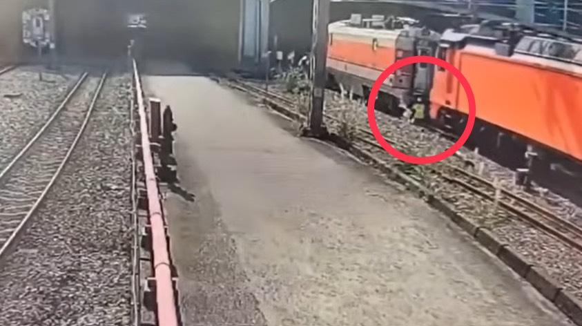 一名台鐵員工進行調車作業時，未注意身後列車遭到夾擊受傷。 圖：翻攝畫面