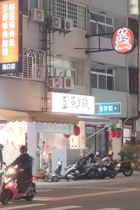 台中市北區一間餐飲業，昨日晚間有民眾無預警持利刃攻擊同店顧客。 圖：翻攝Threads/來源：x.nal._