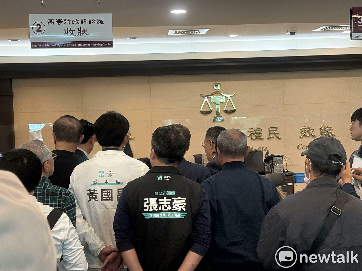 民眾黨主席黃國昌陪同律師遞狀。 圖：周煊惠 / 攝