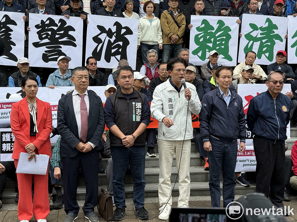 民眾黨主席黃國昌上午於台北高等行政法院前廣場召開「護警消尊嚴　賴清德還錢」提千名警消團體訴訟記者會。 圖：周煊惠 / 攝