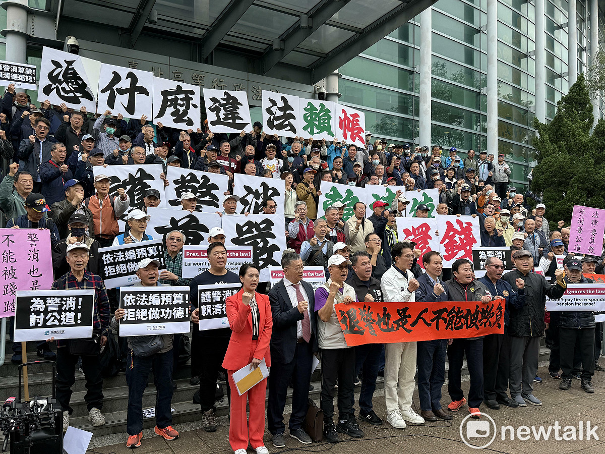 民眾黨今於台北高等行政法院前廣場召開「護警消尊嚴　賴清德還錢」提千名警消團體訴訟記者會。 圖：周煊惠 / 攝