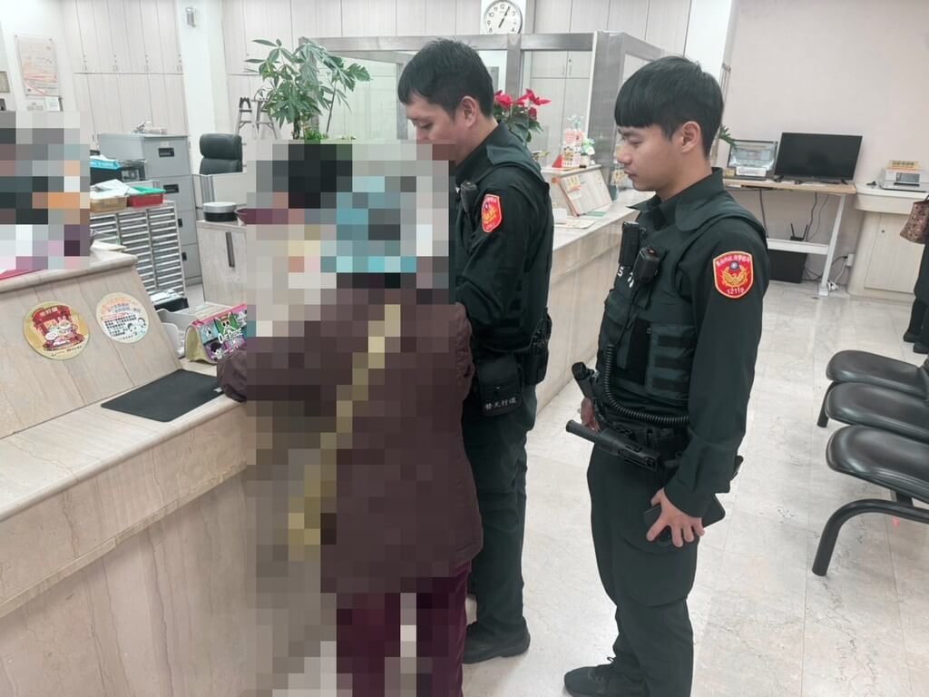 台南市郭姓老婦4日出門失去蹤影，家人心急報案，警方卻接到銀行通報有老婦領款宣稱買家具，到場發現竟是失蹤老婦，疑遭詐騙，解說勸阻後將她送回家。（台南市警局提供）中央社記者張榮祥傳真　115年2月5日