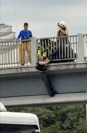 抗議常客陳姓男子2度在忠孝西路天橋意圖輕生，警消救回後強制送醫。 圖：翻攝畫面