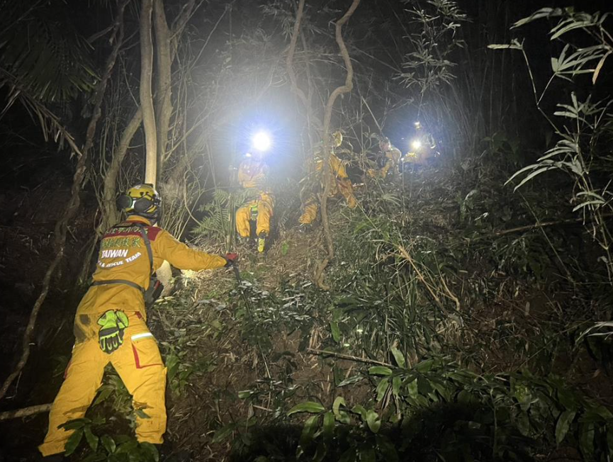 獅球嶺砲台周邊步道有民眾獨自健行迷途，經警消歷時約2小時搜尋，順利將人平安救出。 圖：翻攝畫面