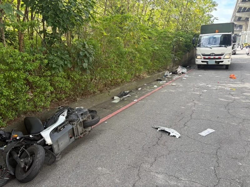 楊男騎機車衝撞路旁清潔車並波及2名清潔人員，楊男重創送醫不治。 圖：翻攝畫面