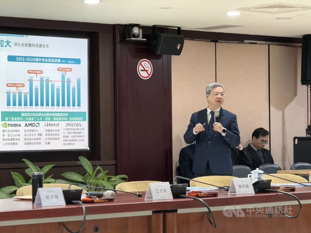 經濟部長龔明鑫5日舉辦年終記者會，針對去年施政成果與今年預期目標進行報告。 圖：中央社