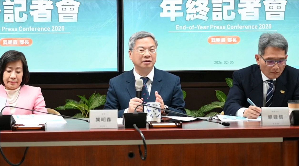 經濟部今天舉行年終記者會，經濟部長龔明鑫（中）表示，台灣談到15%且不疊加是最好結果。 圖：截自經濟部直播影片