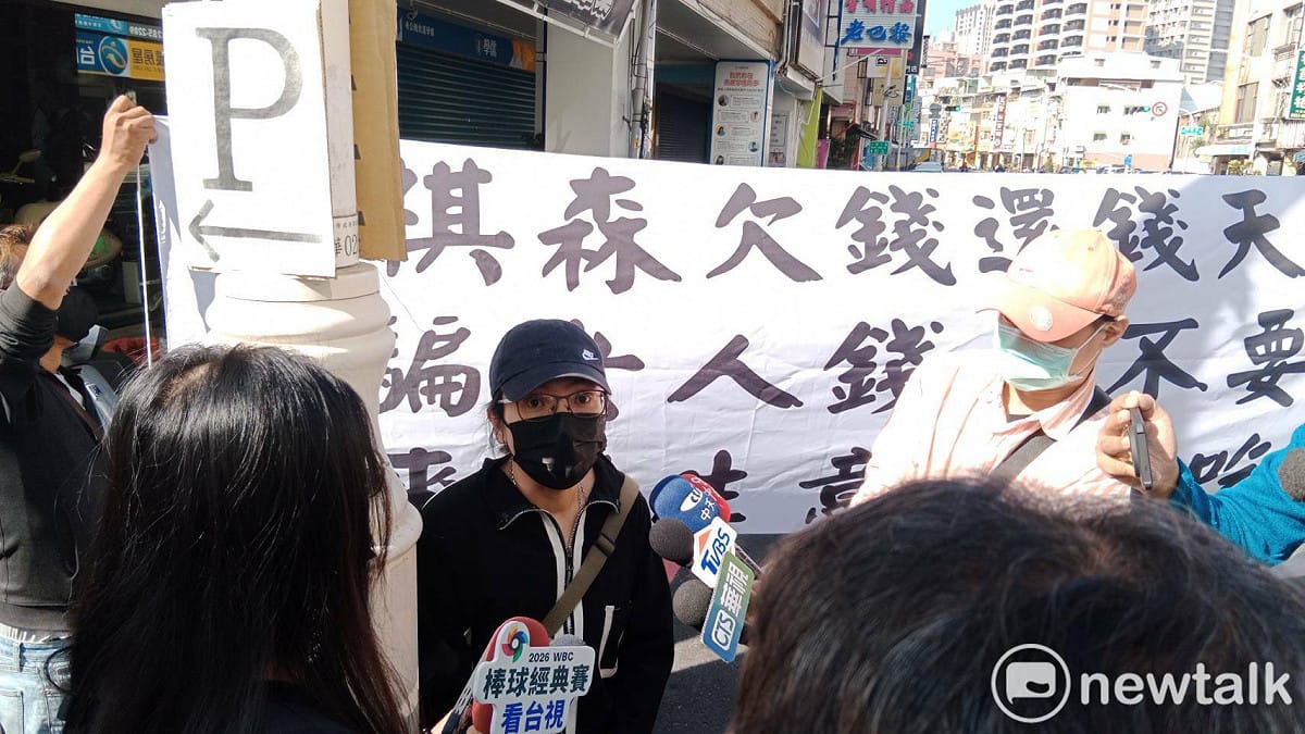 高雄葉姓女子(中)現身控訴前男友始亂終棄，還害她負債數百萬，導致身心嚴重受創。 圖：孫家銘攝