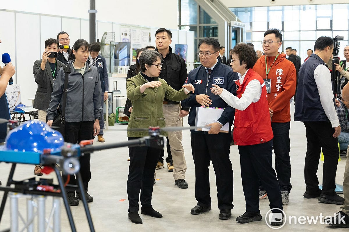 副總統蕭美琴南下視察時，台南市長黃偉哲說明台南市防災工作。 圖：台南市政府提供