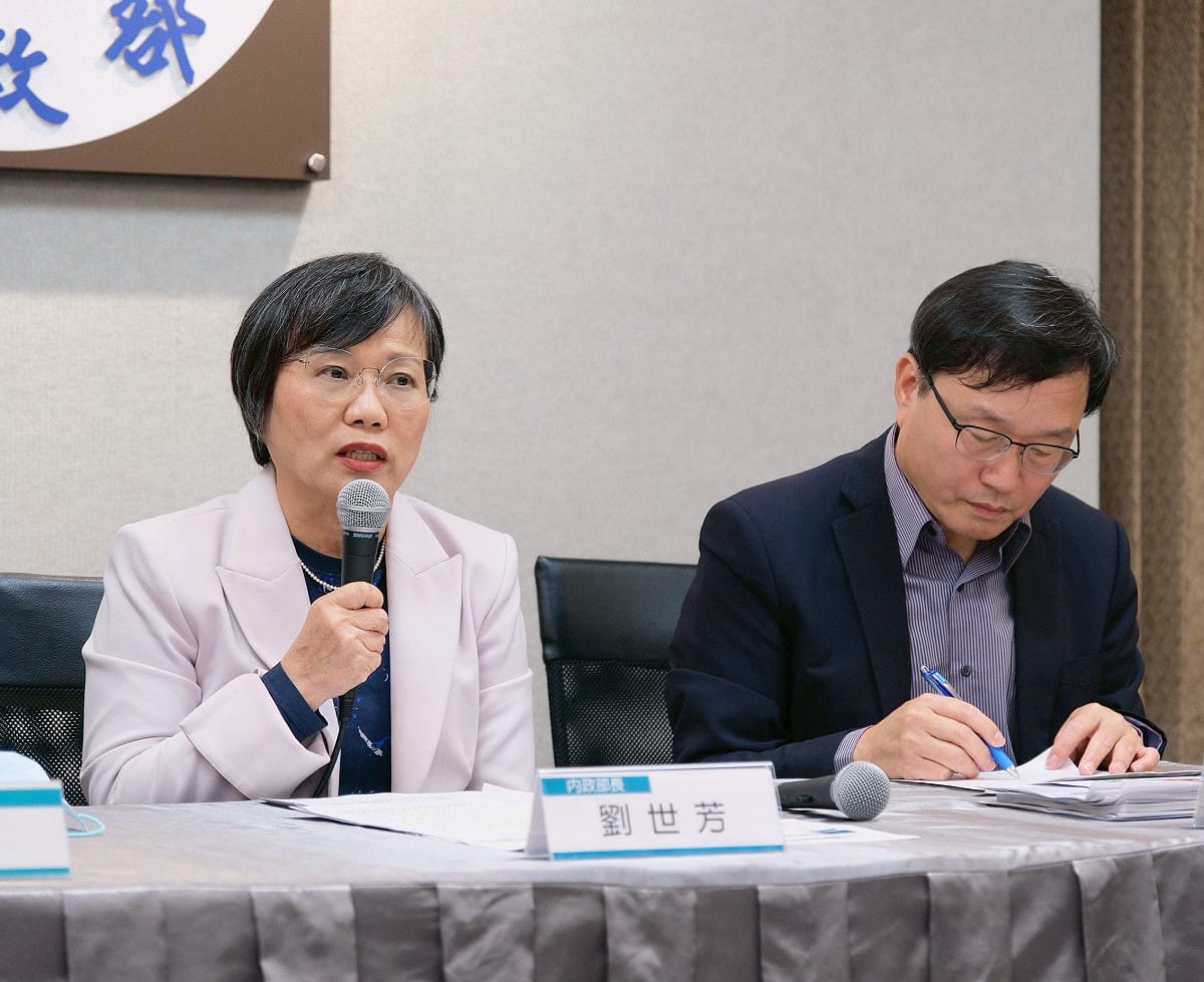 內政部長劉世芳今（5日）下午強調，機關首長本就對文件密等有決定權，更進一步提出《政府資訊公開法》、《立院職權行使法》等，說明不提供密件甚至不備詢的法源。 圖：內政部提供