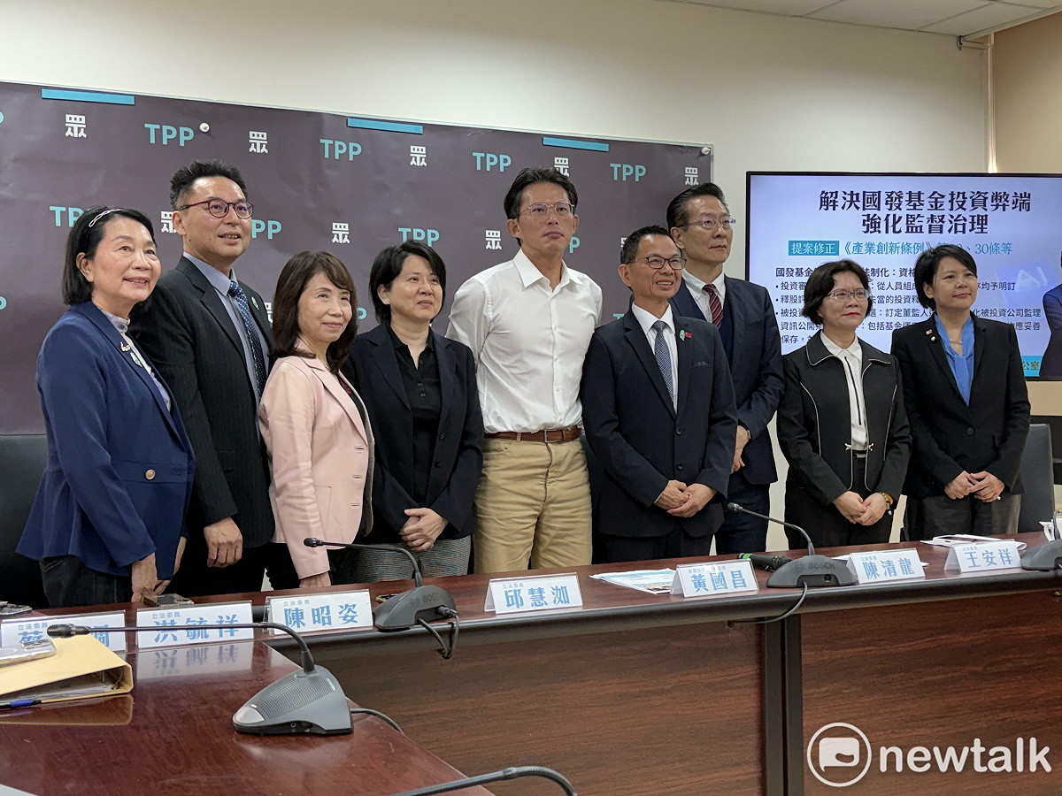 民眾黨主席黃國昌（左5）與黨團8位立委，左起分別為：蔡春綢、洪毓祥、陳昭姿、邱慧洳、陳清龍、王安祥、劉書彬、李貞秀。 圖：周煊惠 / 攝（資料照）