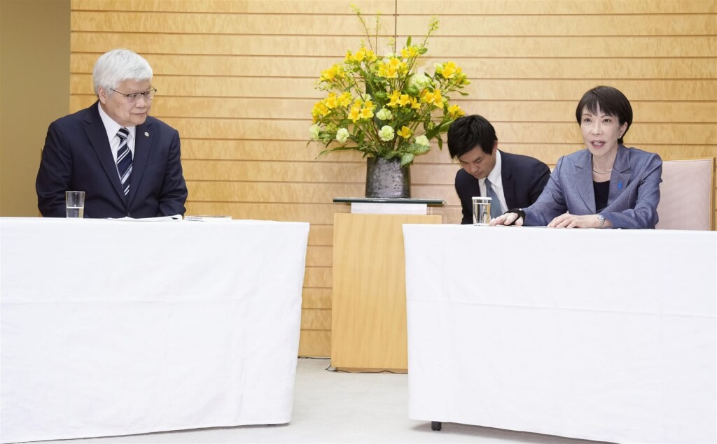 晶圓代工廠台積電董事長魏哲家（左）5日與日本首相高市早苗（右）會面。（共同社） 圖：中央社提供