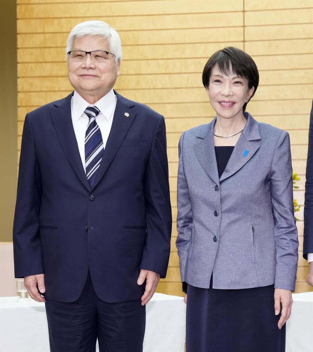 晶圓代工廠台積電董事長魏哲家（左）5日與日本首相高市早苗（右）會面，兩人在東京首相官邸合影。（共同社） 圖：中央社提供