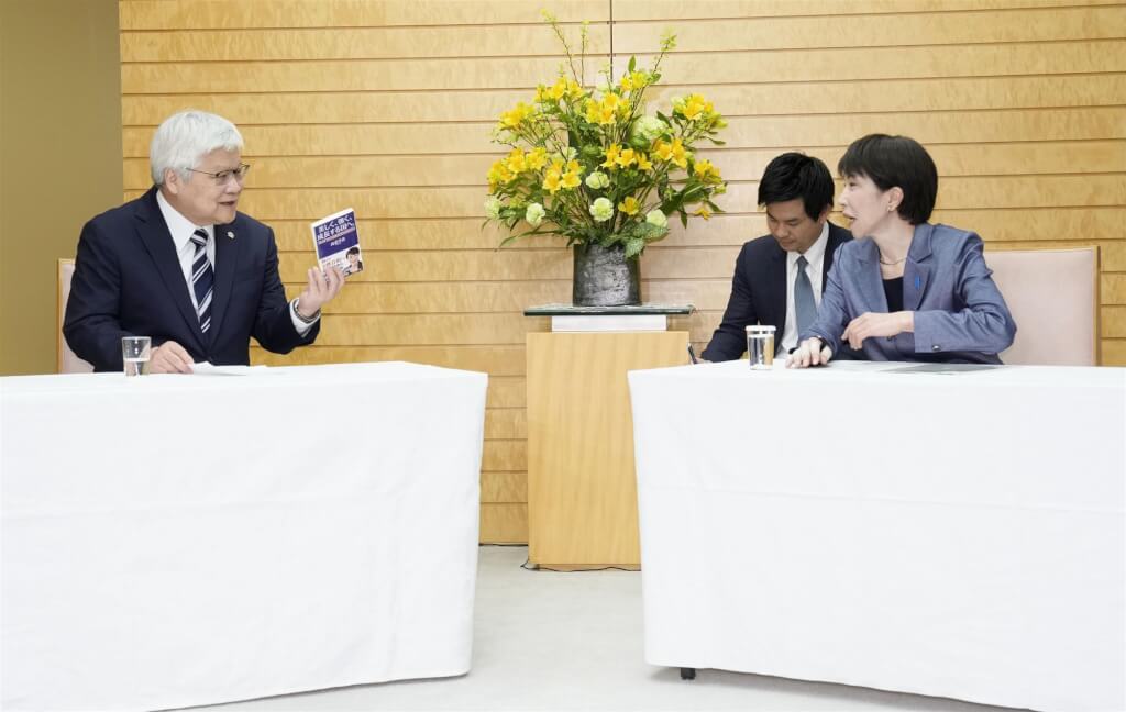 晶圓代工廠台積電董事長魏哲家（左）5日與日本首相高市早苗（右）會面。（共同社） 圖：中央社提供