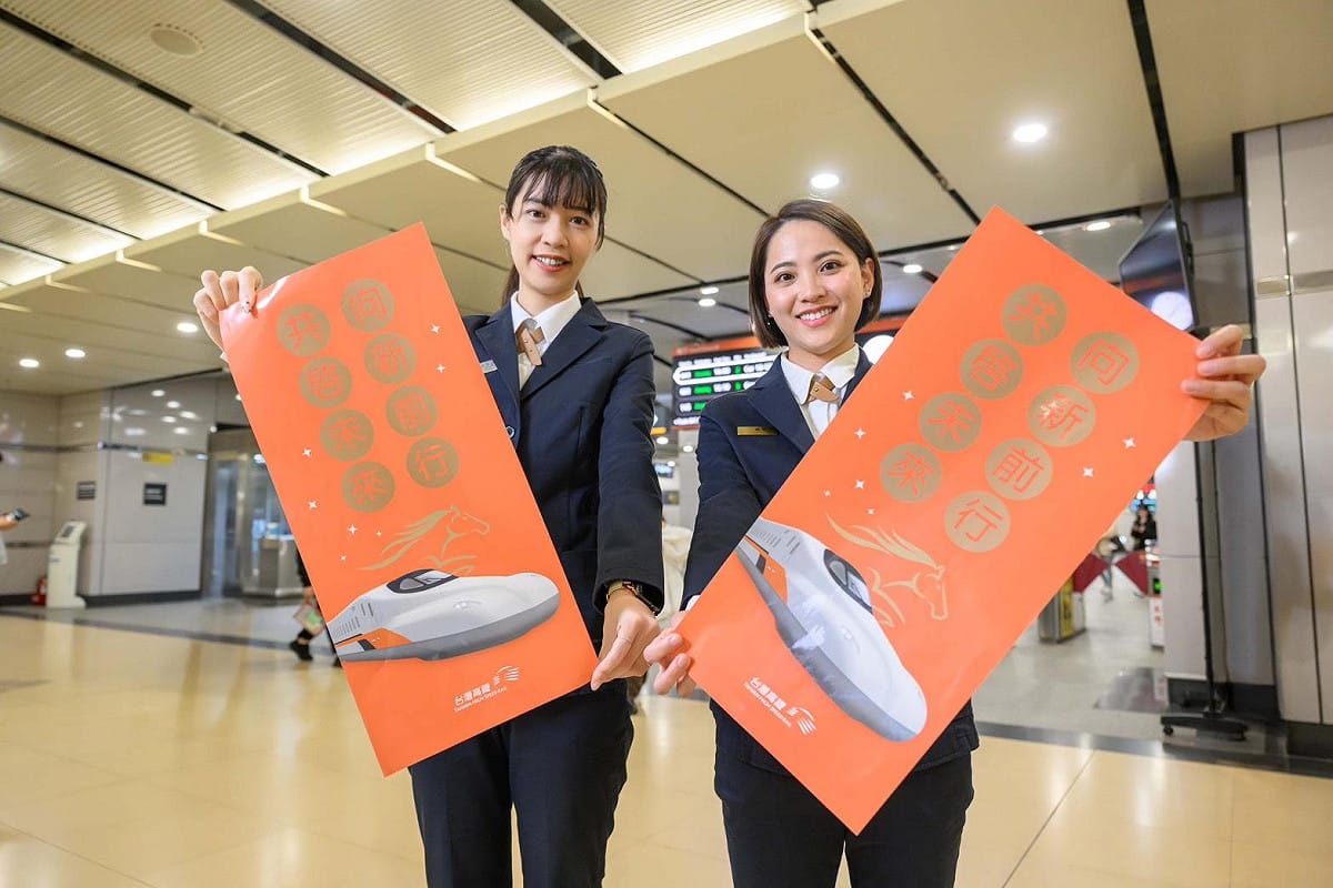 台灣高鐵自2月10日起，在全線車站服務台提供春聯給旅客免費領取。 圖：台灣高鐵公司/提供