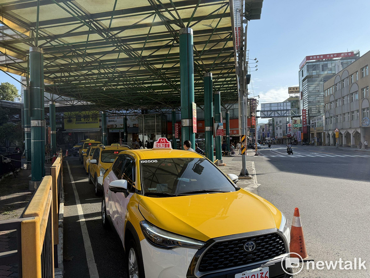 臺南市計程車在過年期間將循往例加成收費。依照臺南市計程車運價規定，115年度春節加成期間自國曆2月13日（五）凌晨0時起至2月22日（日）夜間12時止，計10天，即農曆除夕前3日至大年初六，除分別依平常日之日、夜間運價（夜間23時至凌晨6時加2成）計費外，再依原運價再多加50元。 圖：台南市政府提供