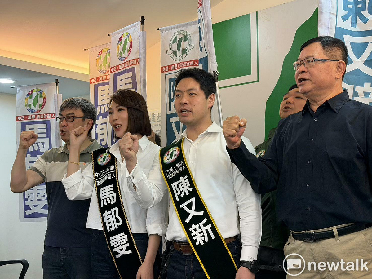 段宜康（左一）、李建昌（右一）陪同馬郁雯（左二）、陳又新（右二）至民進黨台北市黨部領表登記參選議員。 圖：高逸帆／攝