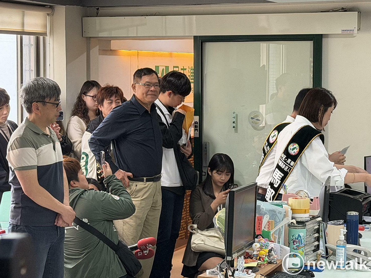 段宜康、李建昌陪同馬郁雯、陳又新登記參選台北市議員。 圖：高逸帆／攝