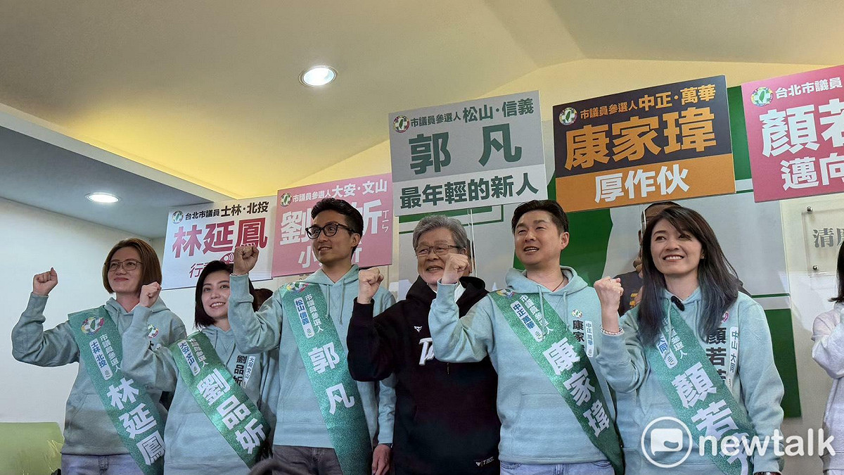 楊烈（右三）陪同台北市議員林延鳳（左一）、顏若芳（右一），以及議員參選人劉品妡（左二）、康家瑋（右二）、郭凡（左三）領表登記。 圖：高逸帆／攝