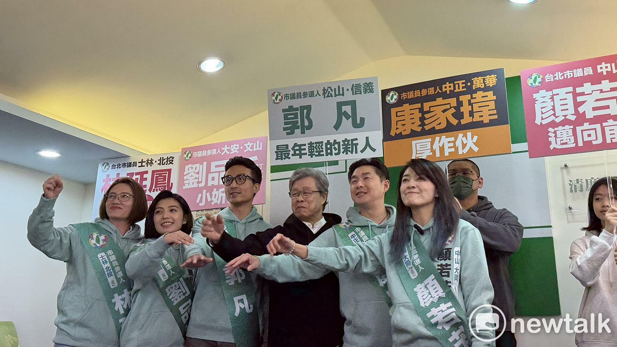 楊烈（右三）陪同台北市議員林延鳳（左一）、顏若芳（右一），以及議員參選人劉品妡（左二）、康家瑋（右二）、郭凡（左三）領表登記。 圖：高逸帆／攝
