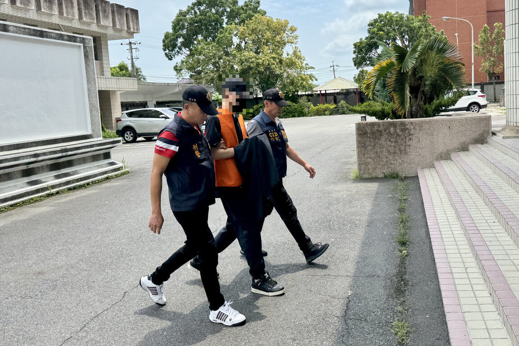 前台南市副市長顏純左么兒顏大鈞被控以投資為名吸金。圖為顏大鈞去年6月18日到台南市警察局刑事警察大隊接受調查。（讀者提供）