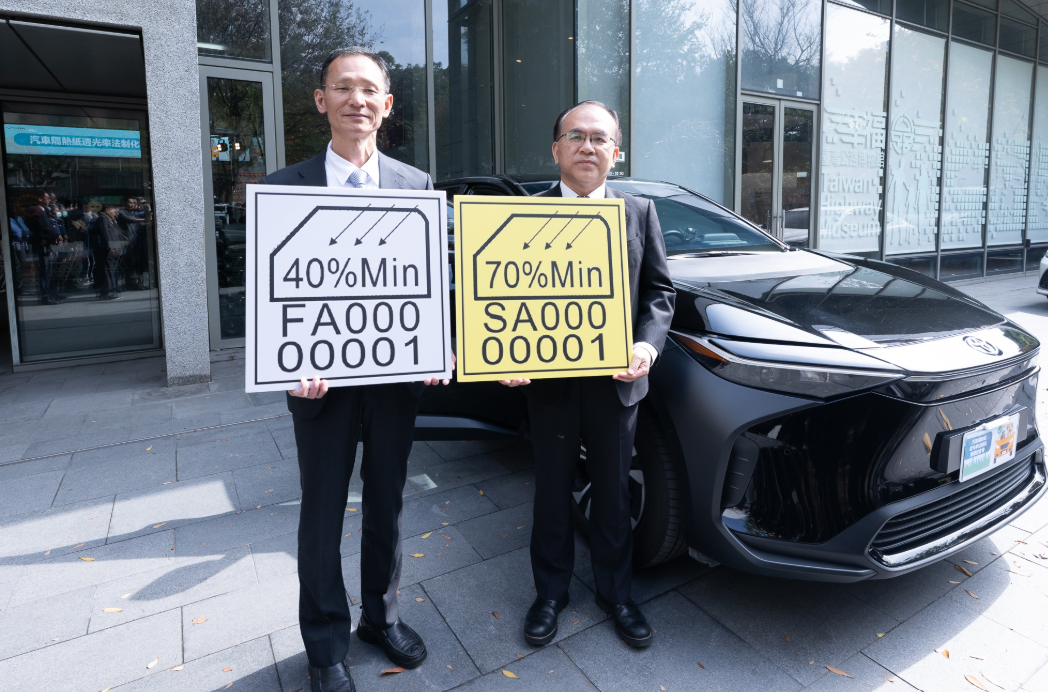 交通部次長陳彥伯、公路總局局長林福山說明合格隔熱紙產品將設有合格標識。 圖：交通部公路局/提供