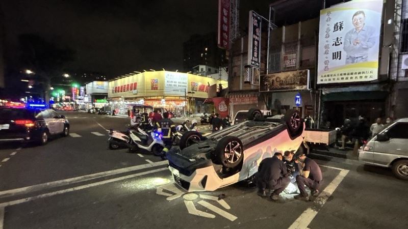 高雄鳳山發生警匪追逐，男子無照毒駕撞上分隔島翻車。 圖：翻攝畫面