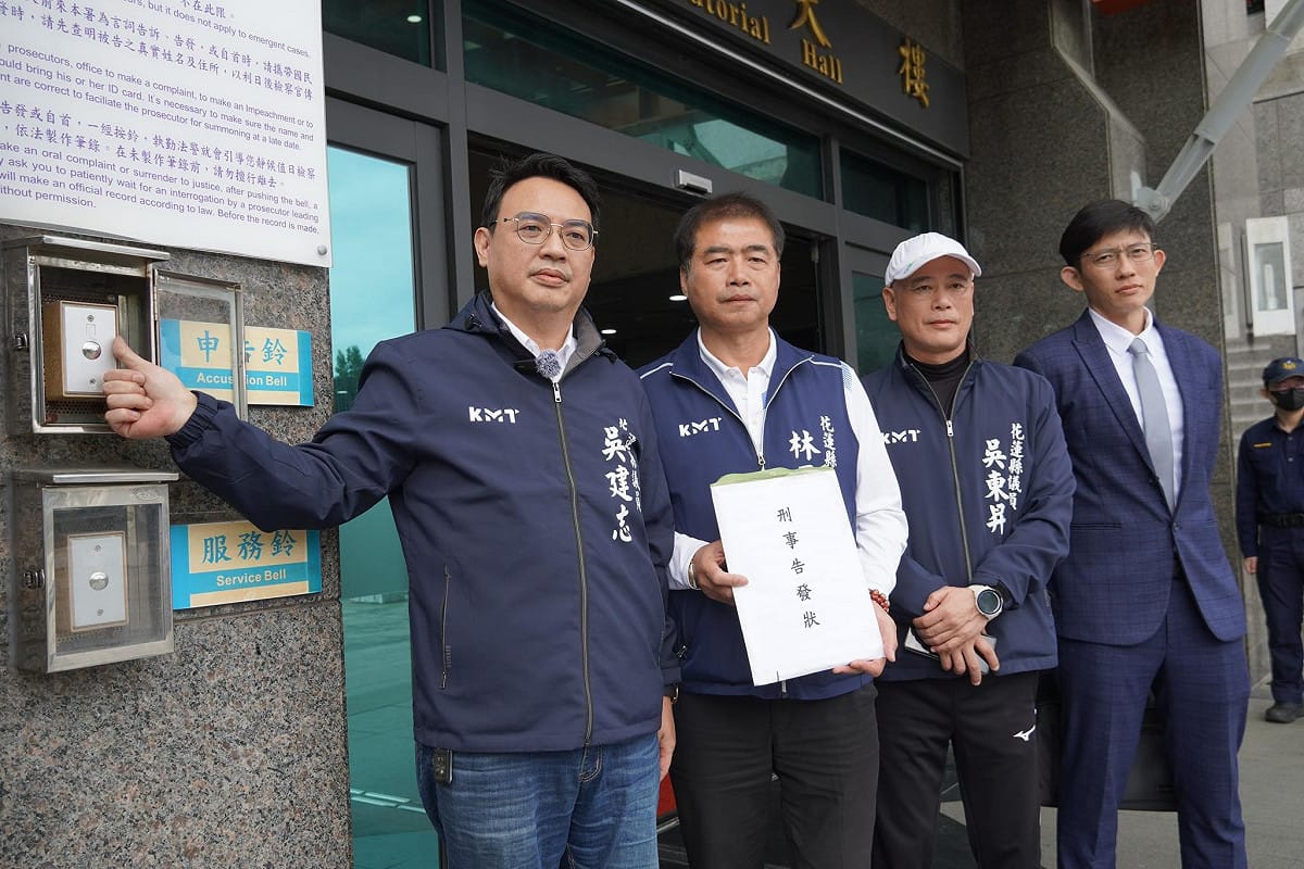 國民黨花蓮縣議會黨團4日再赴花蓮地檢署告發國防部等共7部會，周軒痛批令人憤怒，律師林智群砲轟無恥，「要不要加告鏟子超人來太晚?」 圖：取自吳建志議員臉書