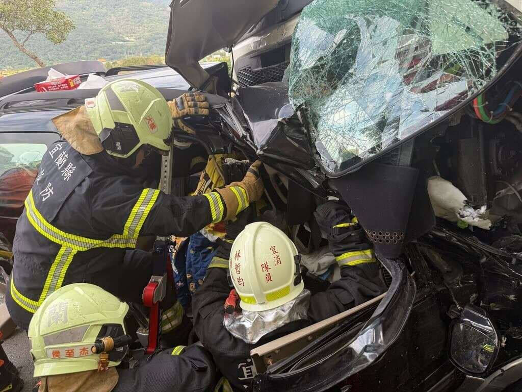 一輛砂石車6日行經宜蘭縣頭城鎮青雲路2段時，失控駛過分隔島後衝至對向車道、撞上休旅車，造成休旅車內4人受困，消防到場以破壞器材搶救。（宜蘭縣消防局提供）中央社記者沈如峰宜蘭縣傳真　115年2月6日