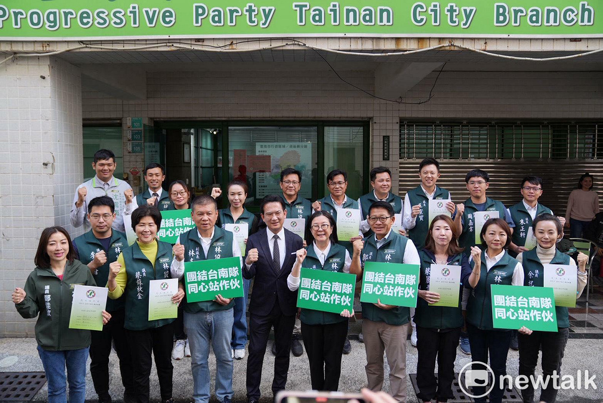 20餘位現任及擬參選的民進黨市議員，包括議長邱莉莉等人，今日一同完成黨內參選登記，象徵「團結台南隊，同心站同伙。」的決心。 圖：民進黨團提供