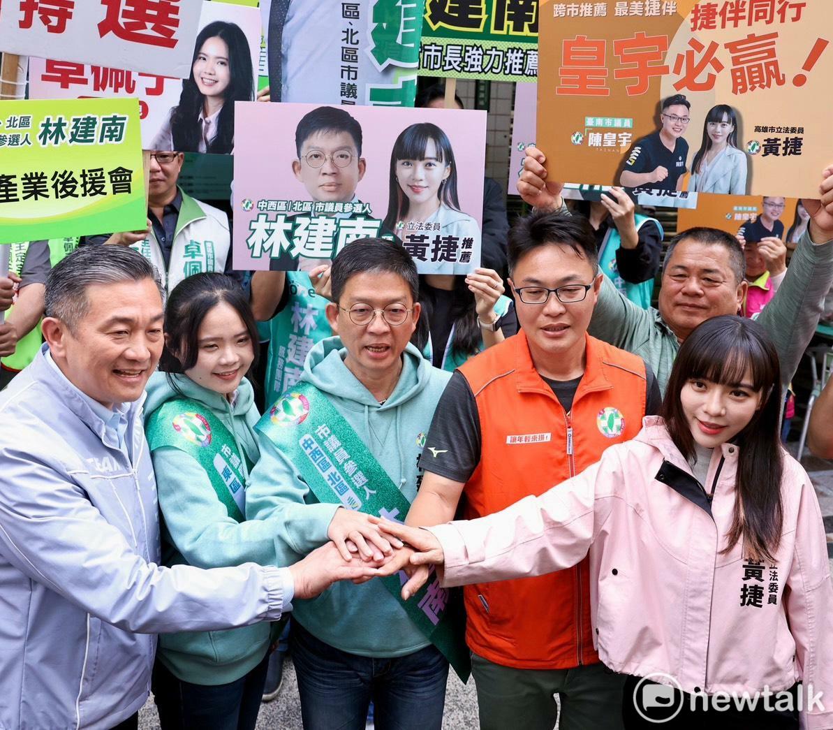 湧言會成員、民進黨市議員初議參選人，包括：第八選區林建南、第十選區卓佩于、第十一選區陳皇宇，今（6）日在湧言會召集人王定宇領軍，立委黃捷的陪同下，前往市黨部登記，正式投入民進黨市議員初選。 圖：王定宇服務處提供