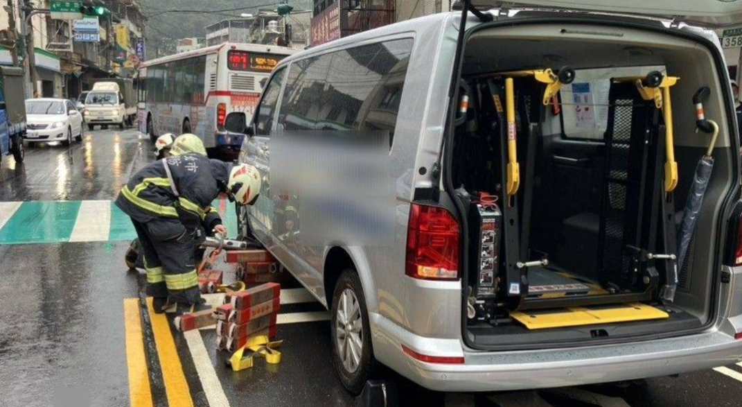 復康巴士閃避不及撞上行人。 圖：翻攝畫面