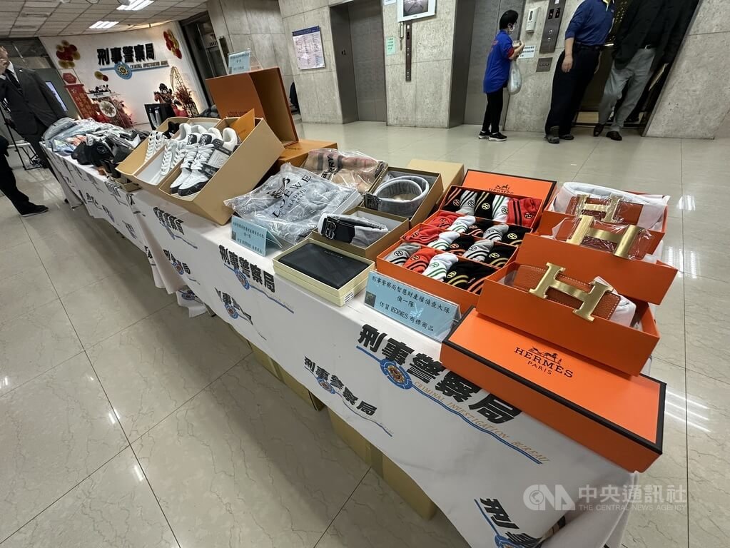 刑事局破獲仿冒精品販售集團，吳姓兄弟從中國低價購入仿冒品，再拉高價格售出，每月營業額達新台幣400萬元。警方114年6月前往新北市蘆洲區搜索，起獲大批仿冒精品，將吳姓兄弟等15人送辦。中央社記者劉建邦攝　115年2月6日