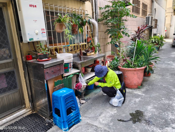 市府防疫團隊於社區進行相關防治作業。 圖：高雄市政府衛生局/提供