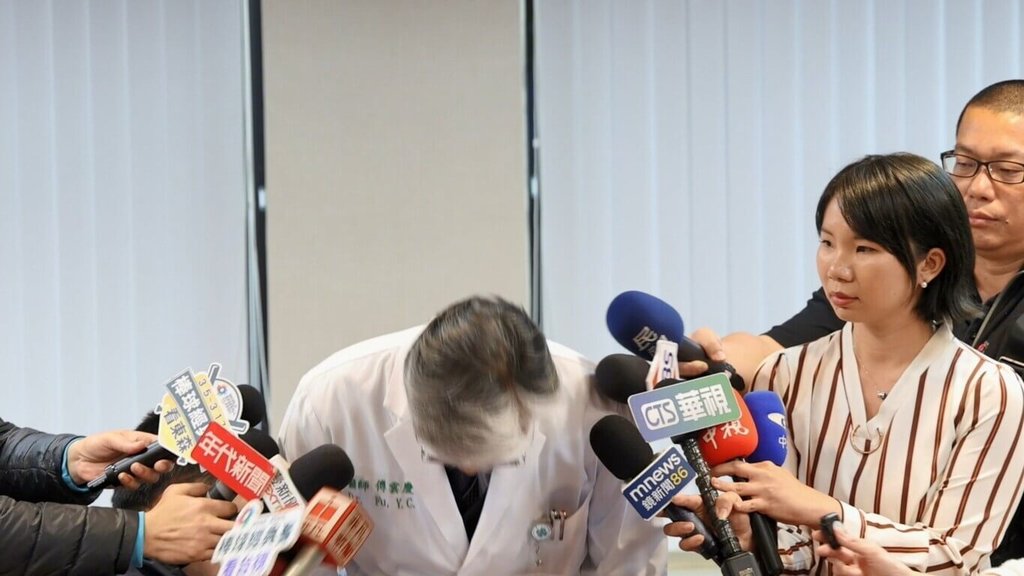 台中榮總爆出醫師違法讓廠商執行手術，法院6日裁定，2名涉案醫師各以新台幣100萬元交保。院長傅雲慶（左）在院內召開記者會說明，會中他宣讀完案件聲明稿後，鞠躬向社會大眾致歉。（民眾提供）中央社記者蘇木春傳真　115年2月6日