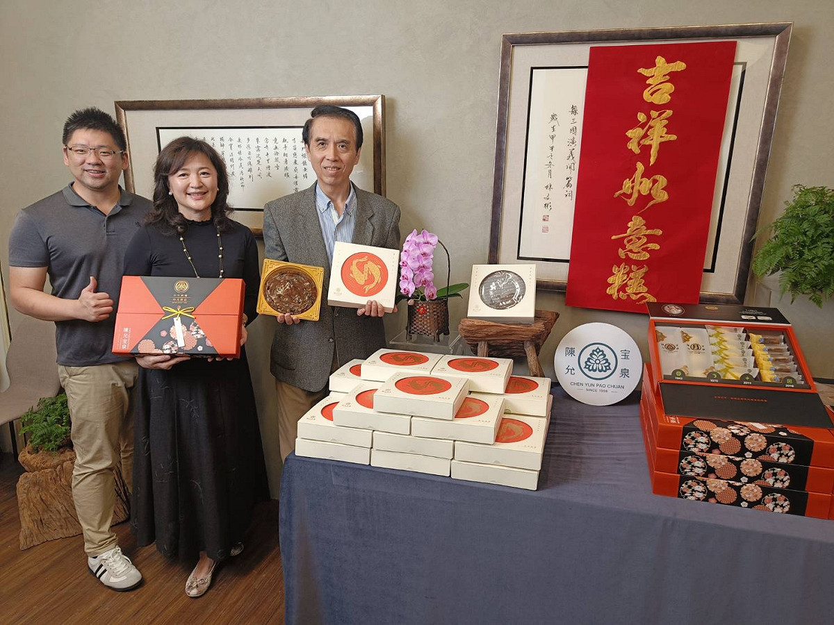 陳允寶泉董事長翁羿琦（中）表示，另有多款榮獲「台中十大伴手禮」肯定的代表性產品組合。 圖：唐復年/ 攝