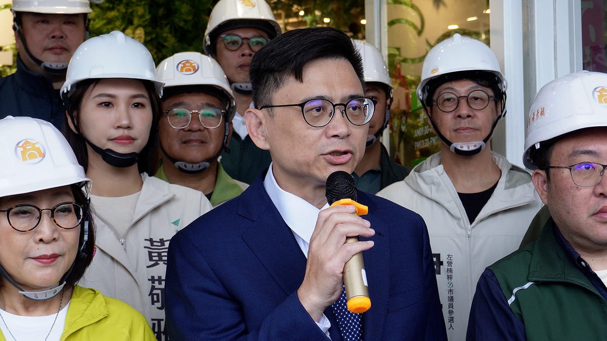 賴瑞隆(中)呼籲市民全力支持「南方問政聯盟」的成員。 圖：南方問政聯盟/提供