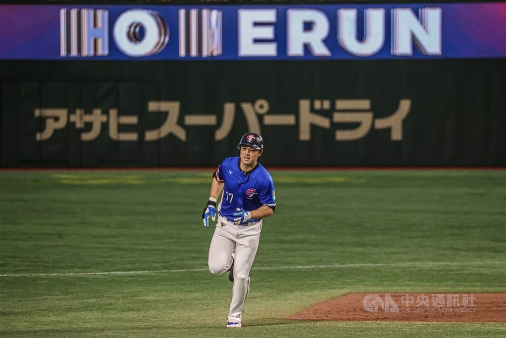 28歲好手林安可入選WBC台灣代表隊，他表示可以獲選很開心，會全力備戰。圖為林安可2024年世界12強棒球賽出賽畫面。（中央社檔案照片）