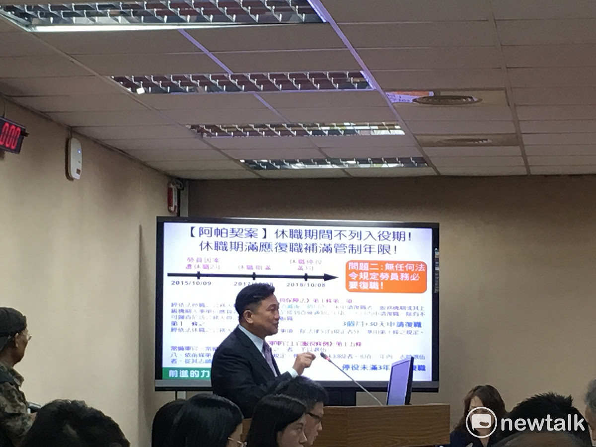 民進黨立委王定宇今（19）日在立法院針對潛艦國造質詢官員。王定宇問，明年春天台船畫出初稿，有沒有信心？國防部軍備局長梅家樹表示，「目前都還是有信心。」他說，9月份概念設計剛結束，目前都按照計畫執行，現在進入初步設計階段。 圖：黃韋銓/攝