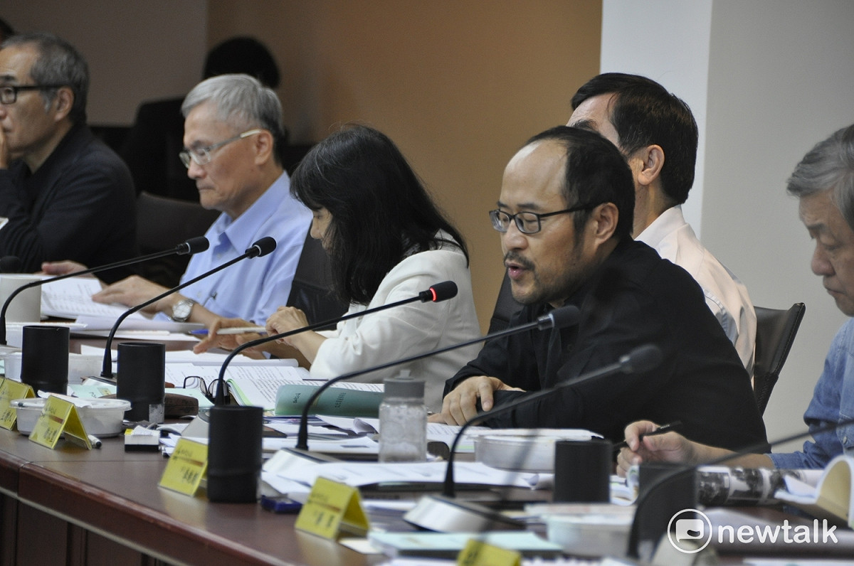 文資法大翻修後，爭議與業務量的激增衝擊文化單位第一線工作人員， 人力 紛紛出走？，台北市文化局長鍾永豐（圖右，黑衣者）表示，各縣市皆然。 圖:資料照片