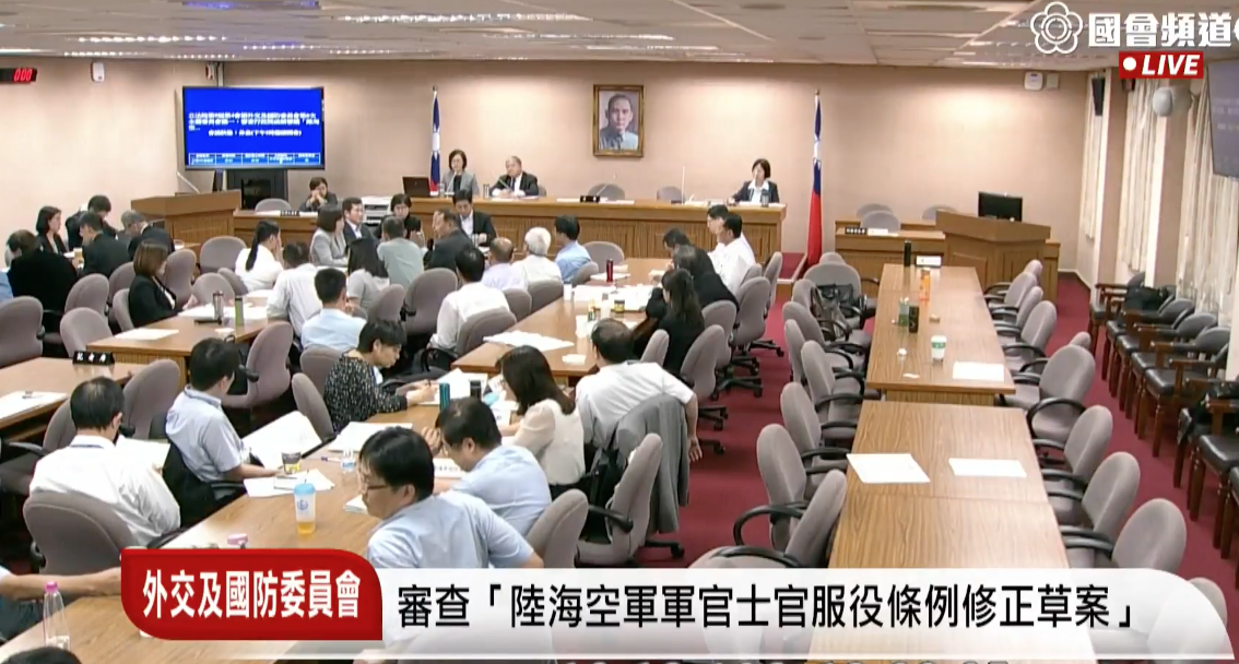 為解決國軍基層軍官人力不足，立法院今（19）日外交國防委員會初審通過「陸海空軍軍官士官服役條例草案」，將現行尉校級軍官服役年限延長2年，因此年限將變成少尉、中尉延長至12年、上尉17年、少校22年、中校26年、上校30年。 圖：黃韋銓/攝