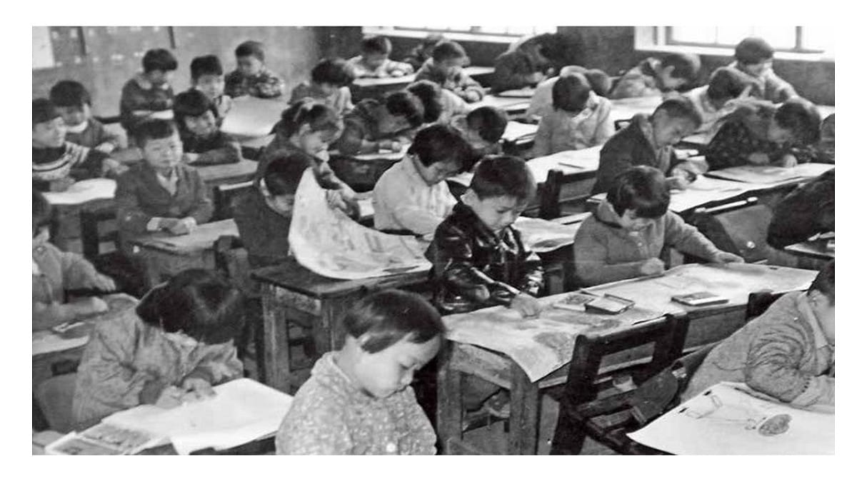看見大溪國小歷史光影。民國 50 年代，美術課上專心畫圖的孩子們 圖:桃園市文化局木博館提供