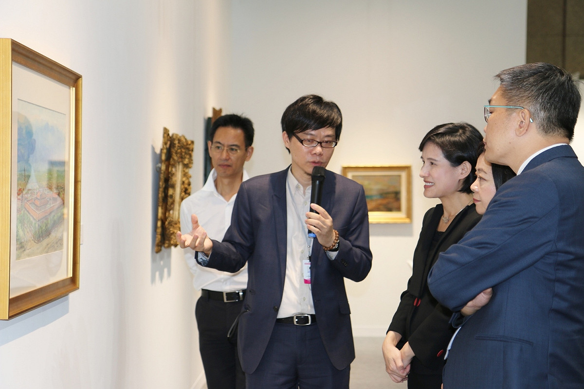 鄭麗君參觀藝博會展區。 圖 : 文化部/提供