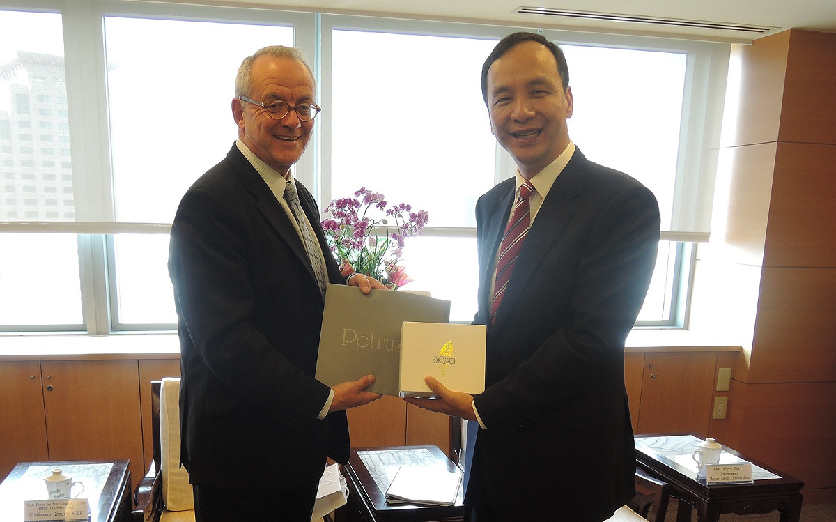 法國企業行動聯盟代表Gérard WOLF拜會新北市政府，雙方分享智慧城市發展經驗並互贈特色禮品。 圖 : 新北市政府/提供