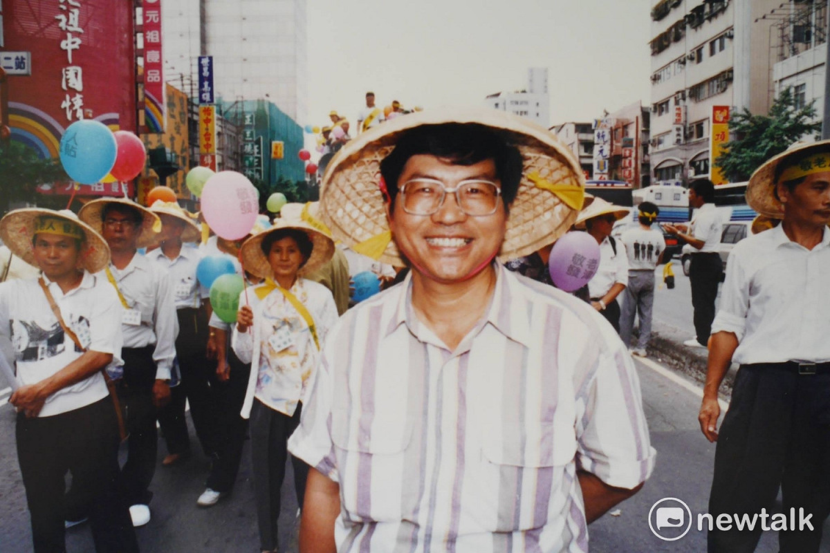 圖說：戴斗笠的戴振耀 照來來源：邱萬興提供