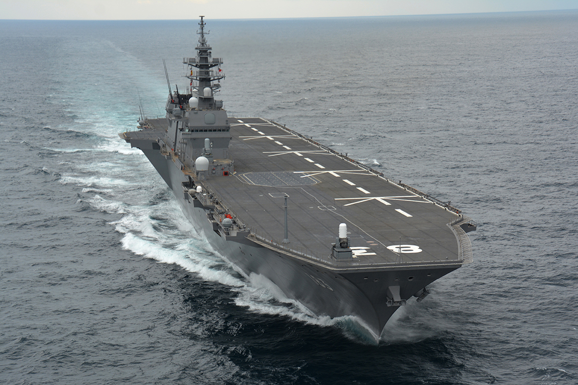 日本「出雲號」護衛艦長約250公尺，噸位高達1萬9500噸，可搭載28架直升機，是日本海上戰力的象徵， 圖：翻攝日本防衛省官網