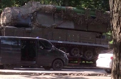 馬來西亞航空公司MH17班機在2014年7月遭飛彈擊落，日前荷蘭調查團隊收到1張疑似擊落飛機的山毛櫸導彈照片。 圖：翻攝Hart Van Nederland