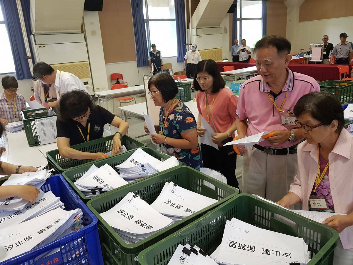 安定力量聯盟罷免立委黃國，共計遞送3萬1947份第二階段連署書，經新北市選委會查對，有效連署書共2萬6745份，跨越第二階段門 檻2萬5120份。 圖：游信義提供