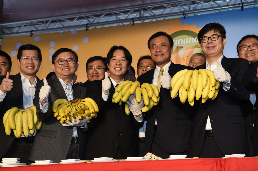 今天包括閣揆賴清德、立法院長蘇嘉全、農委會主委林聰賢以及數十名民進黨立委都出席香蕉促銷活動。 圖：行政院/提供